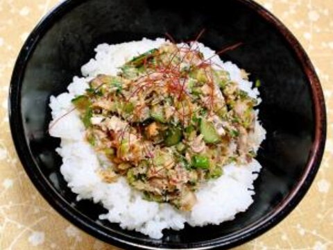 缶詰で簡単ピリ辛ごはん